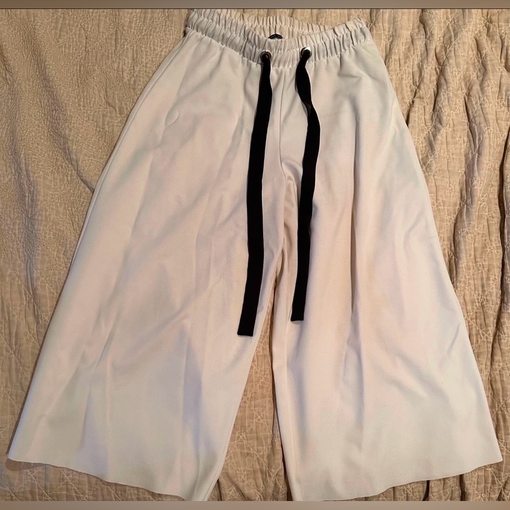 Zara- women’s White Wide-Leg Pants with Black Drawstring-Size-large
